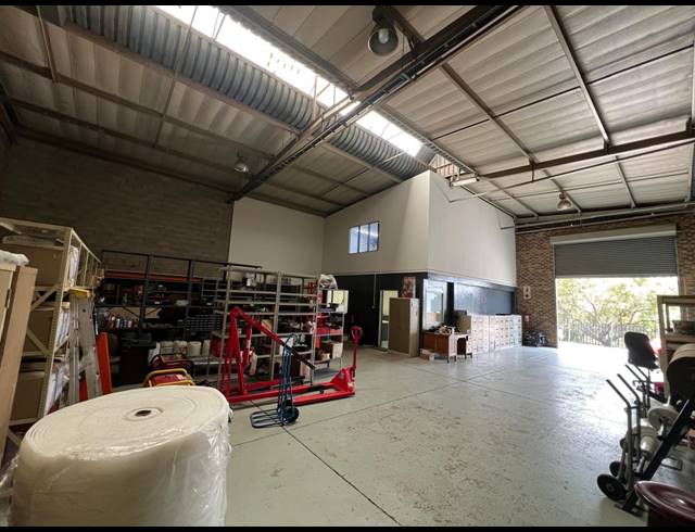 252M² WAREHOUSE TO LET IN LASER PARK